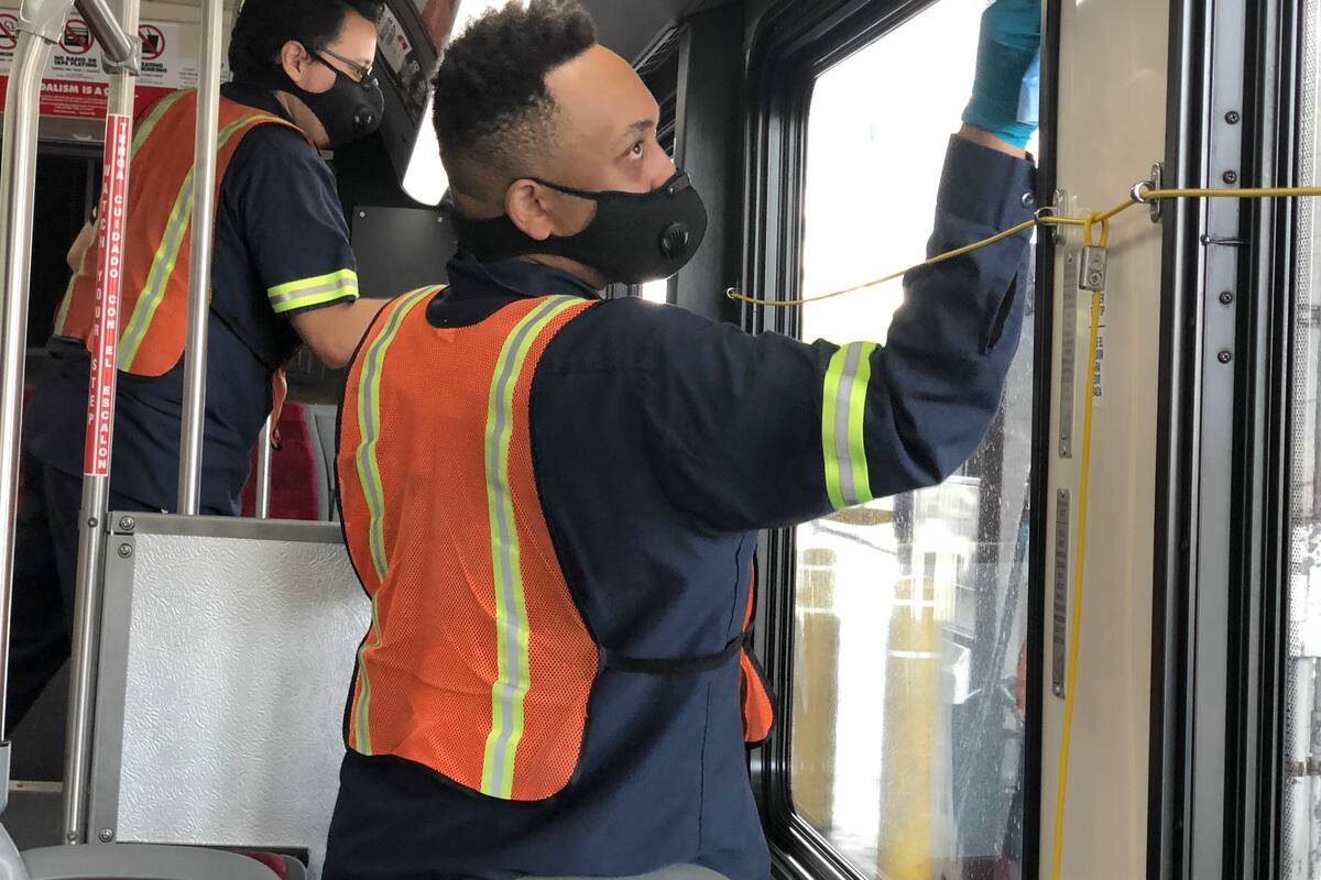 Empleados con discapacidades forman parte del equipo para desinfectar autobuses