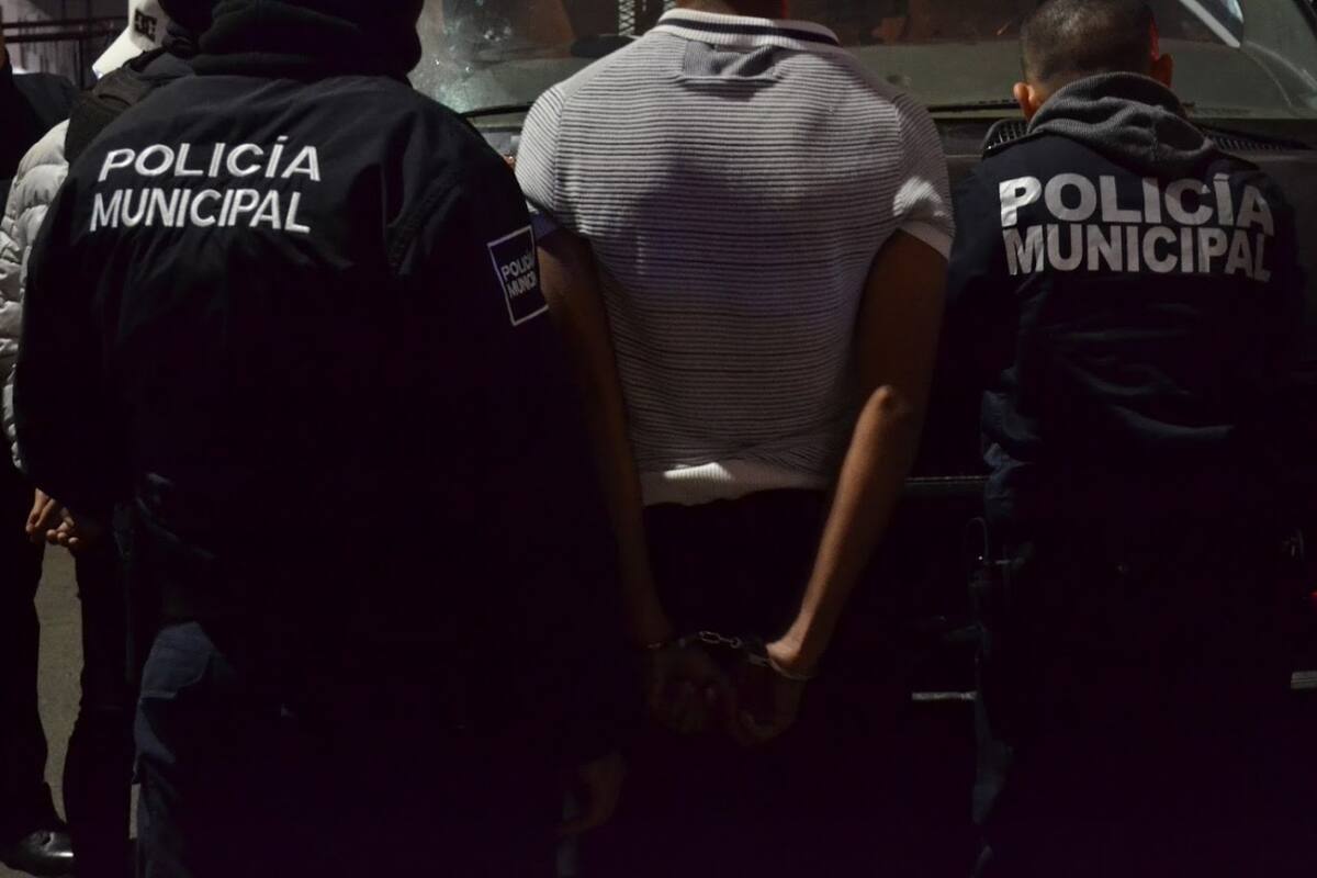 Arrestan agentes municipales a hombre por probables lesiones