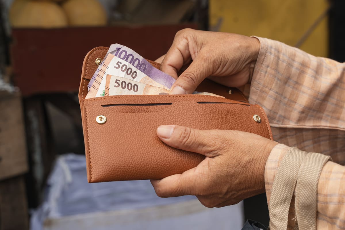 ¿Qué revela la psicología sobre quienes ordenan sus billetes de menor a mayor?