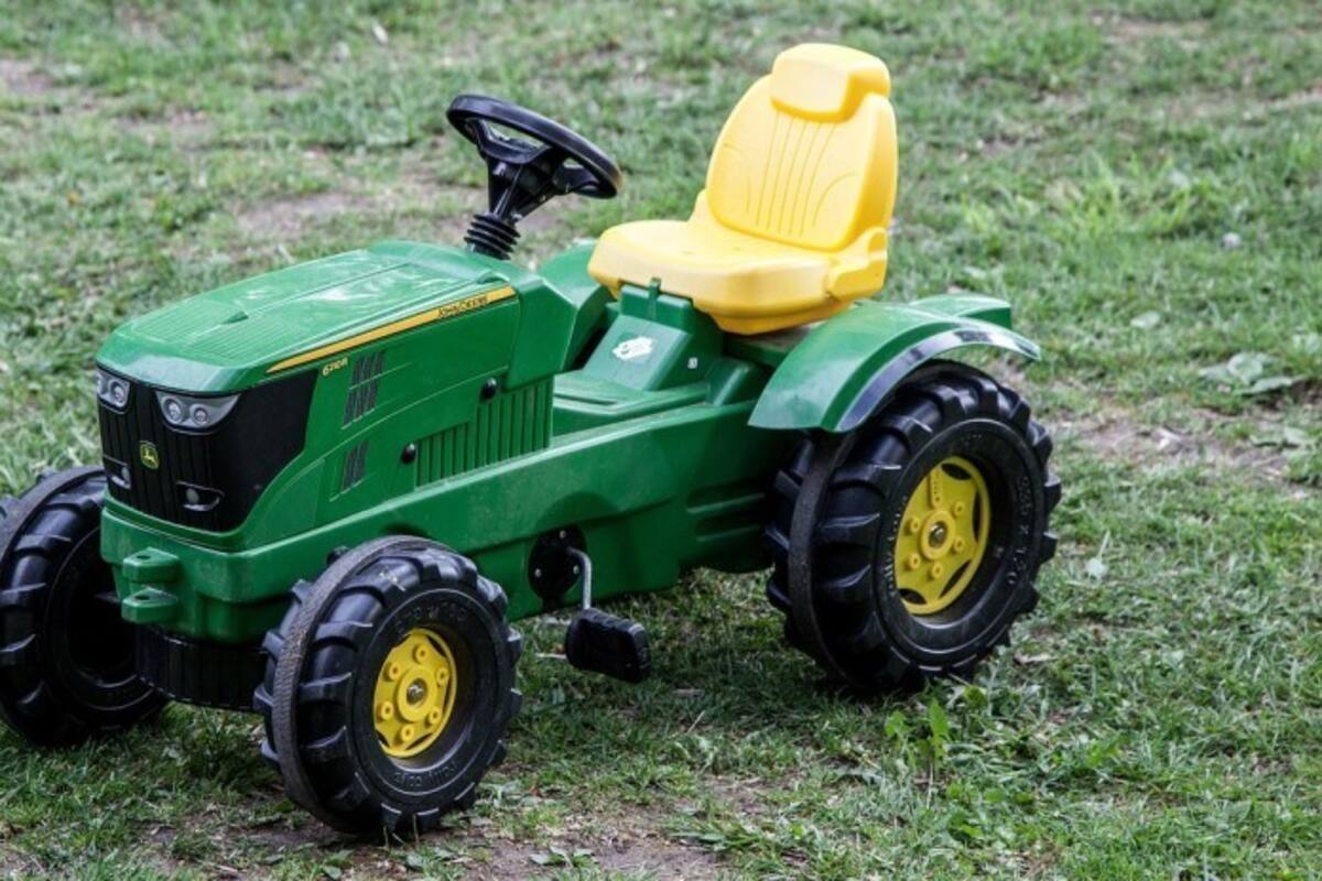 Niño de dos años se fuga en su tractor de batería a la feria