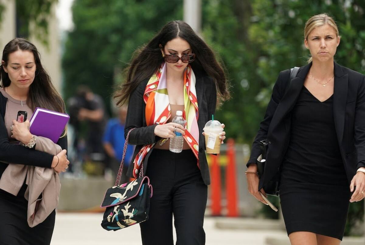 Zoe Kestan, exnovia de Hunter Biden, fue captada mientras se iba de la Corte. | Reuters