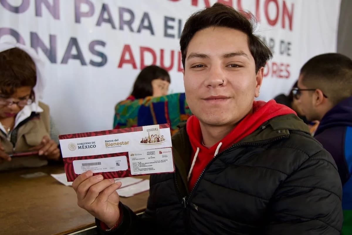 Jóvenes Construyendo el Futuro abre nueva convocatoria con becas mensuales de 9,582 pesos y seguro médico