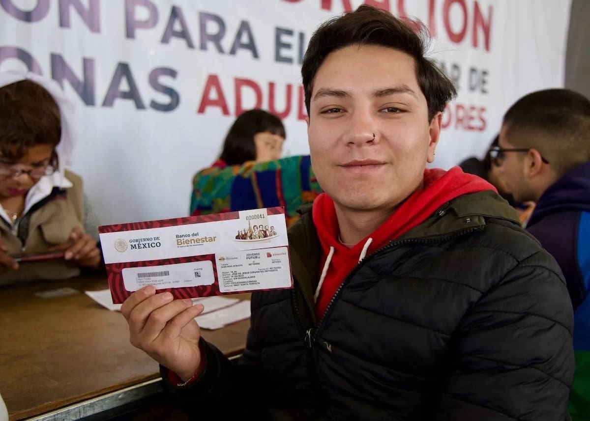 Jóvenes Construyendo el Futuro abre nueva convocatoria con becas mensuales de 9,582 pesos y seguro médico