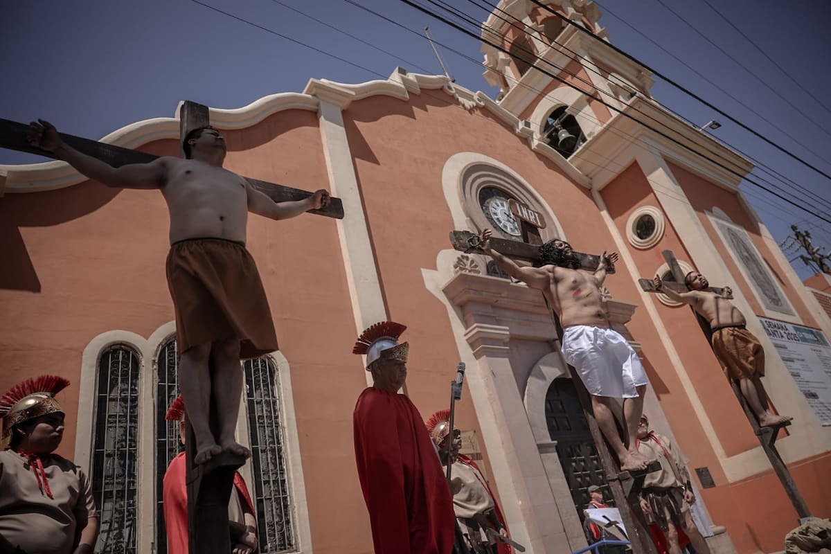 los participantes se posicionaron en la explanada para representar esta vez la estación de la biblia, en donde se relata la crucifixión de Jesús l Foto: Daniel Reséndiz