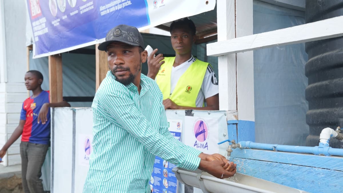 El trabajador sanitario enfrenta diariamente el riesgo de contagio mientras participa en las labores contra el ébola en el Congo. (AP)