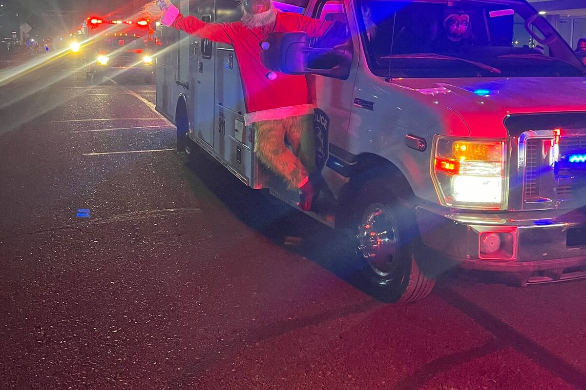 Conductor resulta gravemente herido en choque contra poste y vivienda en Yuma