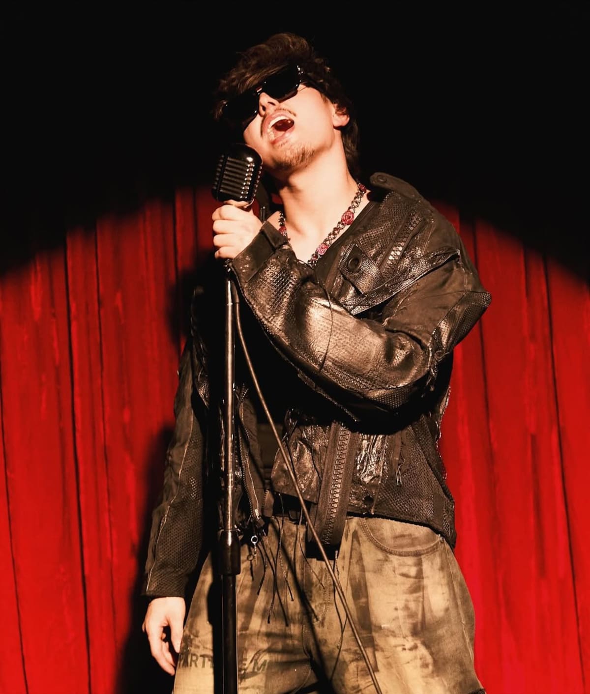 El intérprete de “Perlas negras” y “Lady Gaga” se presentará en el Audiorama El Trompo para promocionar su álbum “Ya no se llevan serenatas”, que superó 21 millones de reproducciones en Spotify tras su lanzamiento en 2025. Foto: Cortesía