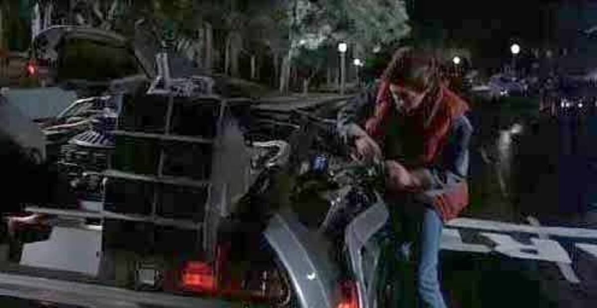 Cartel limpio: Al bajar del coche, el cartel se ve repentinamente limpio y restaurado. / Foto: Universal Pictures