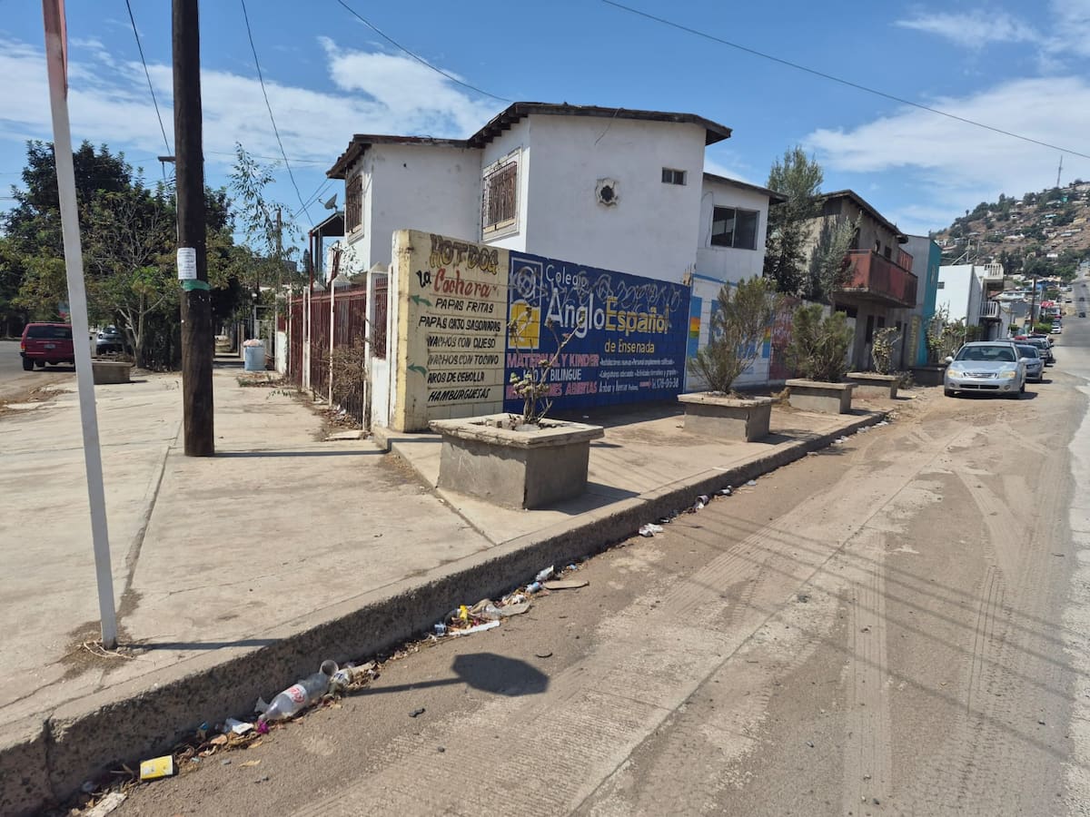 Tramos de banqueta sin concluir, espacios abiertos y obstáculos dificultan el paso de peatones en el crucero de Ruiz y Ámbar, en Ensenada. Foto: Cortesía