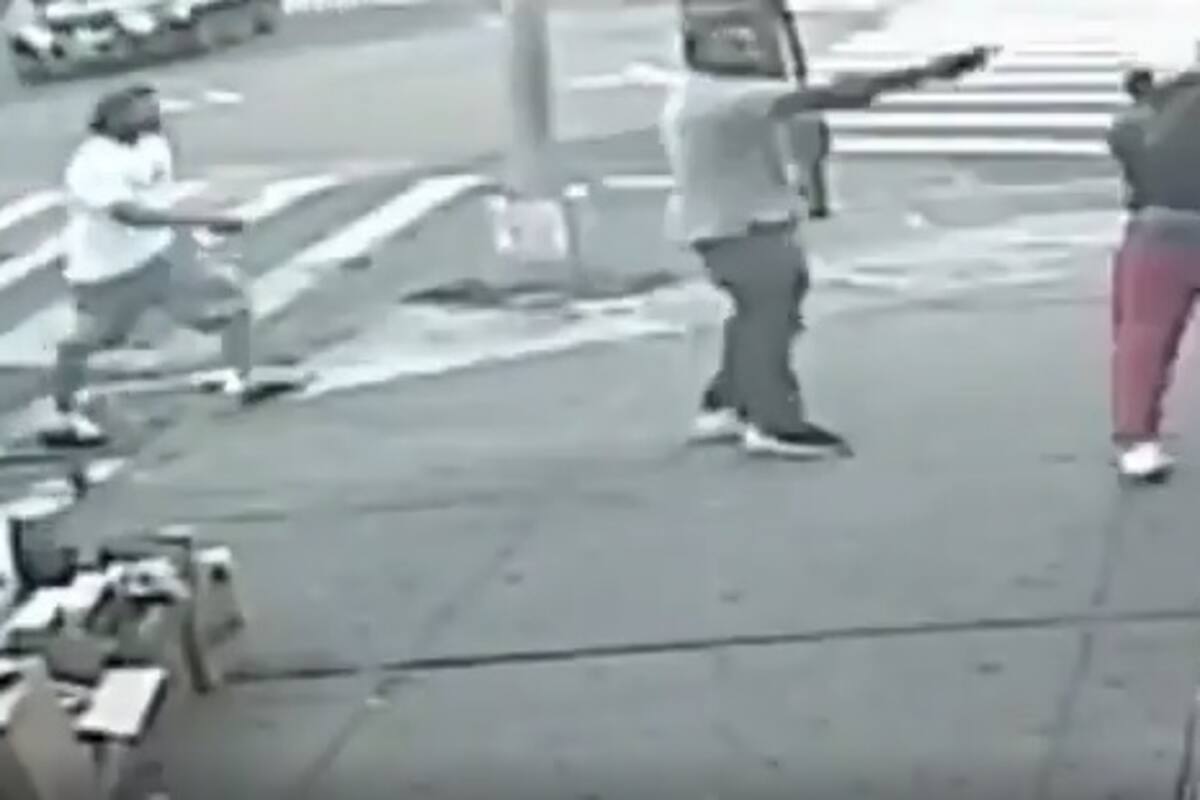 VIDEO: Sujeto dispara con un arma de fuego a un joven y a una mujer en Nueva York