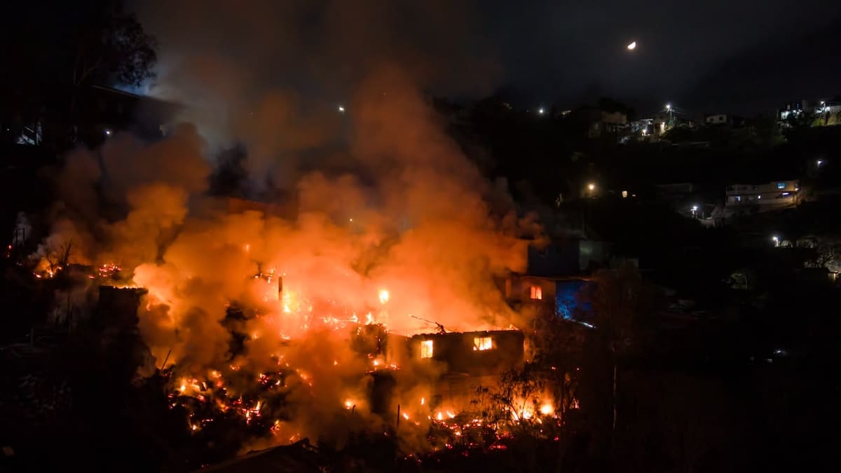 Bomberos combatieron el incendio que afectó seis viviendas en la colonia Lázaro Cárdenas. Foto: Border Zoom