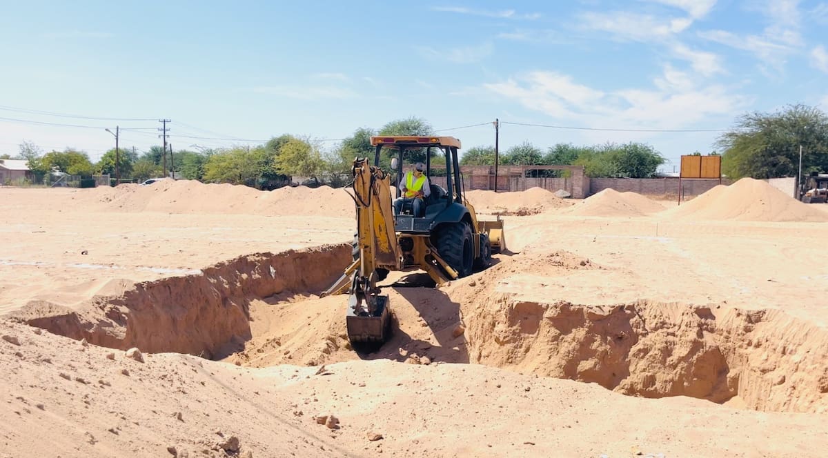 El alcalde César Iván Sandoval Gámez supervisó el inicio de la construcción de una nueva secundaria en la colonia Topahue, en San Luis Río Colorado. Foto: Cortesía.