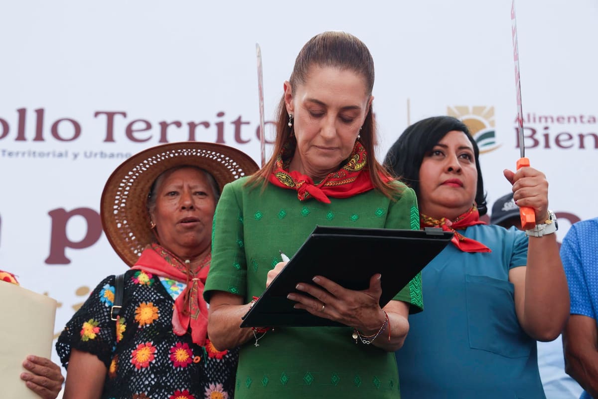 La presidenta firmó un convenio de colaboración correspondiente a la segunda restitución de tierras y entregó reconocimientos a pobladores que participaron en la resistencia contra el proyecto aeroportuario impulsado hace dos décadas.