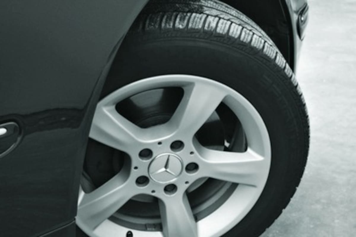 VIDEO: Mujer estrena carro de agencia y poncha la llanta al sacarlo