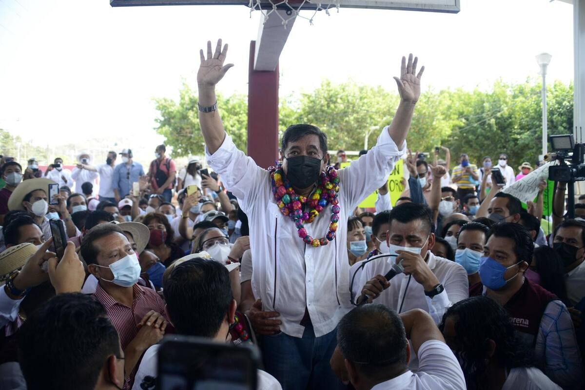 Marchan miles de personas en apoyo a Félix Salgado por retiro de su candidatura
