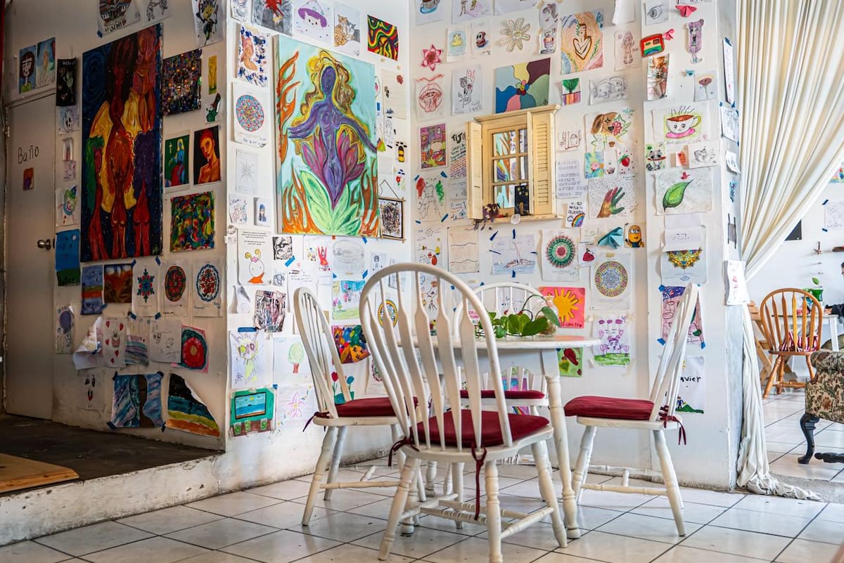 Ubicado en el centro de la ciudad, el proyecto fundado por Vanesa ofrece un punto de encuentro para la imaginación, con materiales, libros e instrumentos disponibles para que los visitantes exploren su creatividad. Foto: Border Zoom