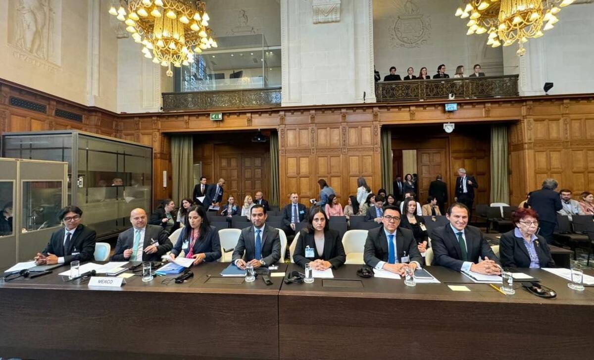 Imagen de representantes de México que defienden al País ante al CIJ.