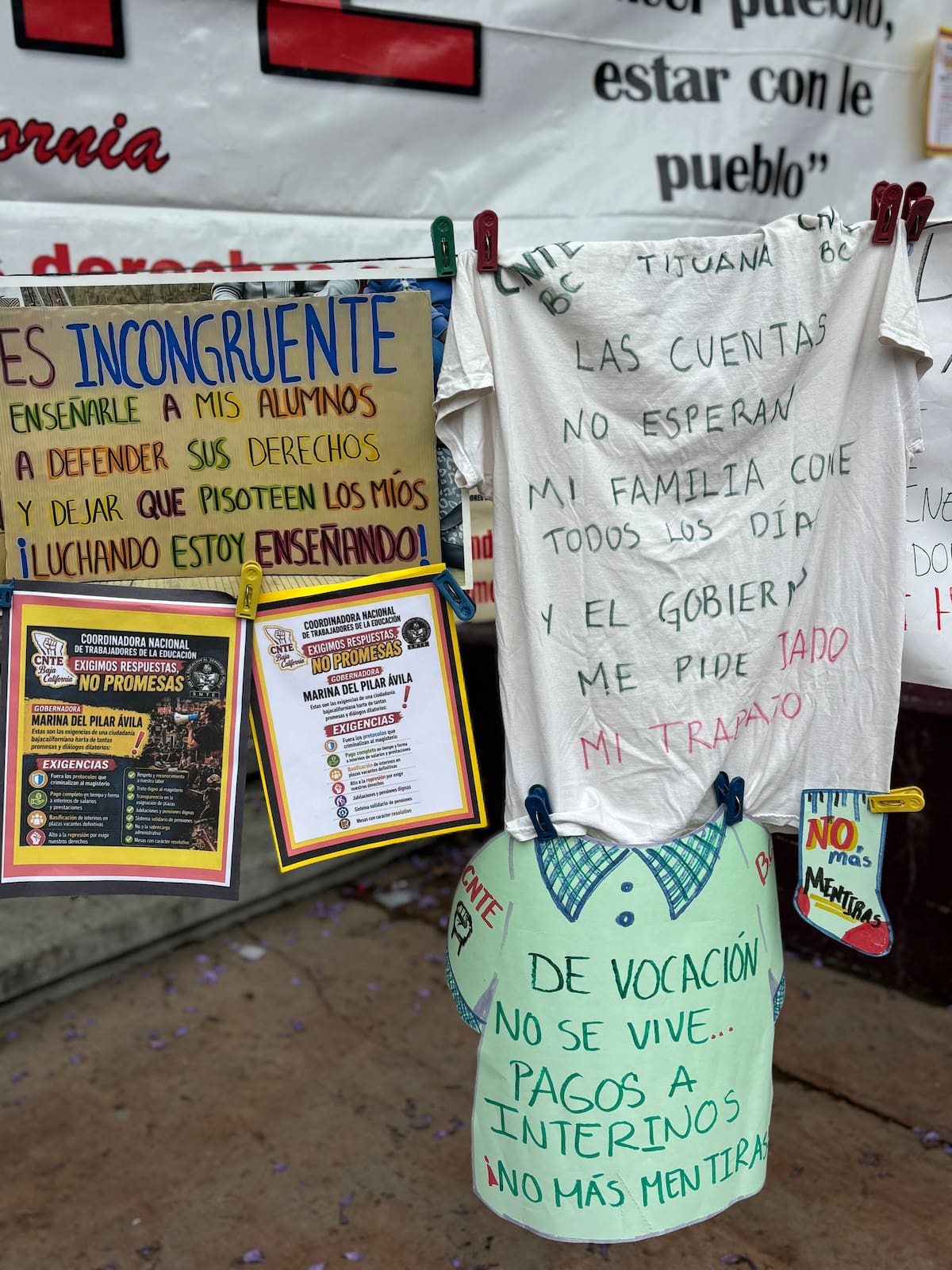 Docentes de la CNTE se manifestaron este viernes en Tijuana para exigir pagos pendientes, basificaciones y la abrogación de la Ley del ISSSTE de 2007; además, advirtieron que podrían intensificarse las movilizaciones y el paro nacional si no hay respuesta de las autoridades. Foto: Lorena Salinas