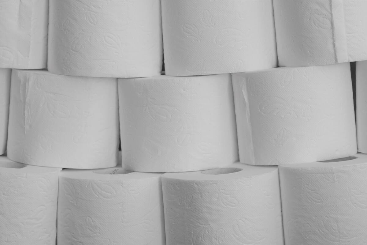 Caen rollos de papel higiénico sobre carretera en Estados Unidos