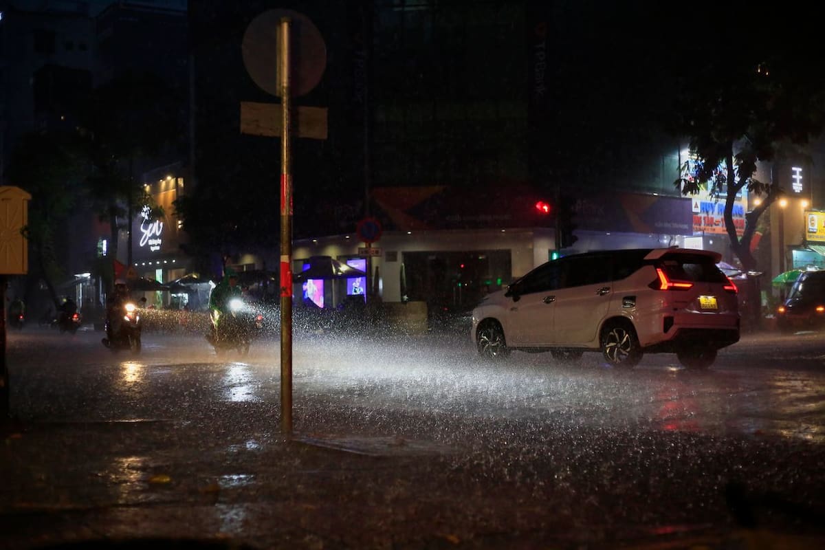 Según los expertos ponerse en riesgo durante las lluvias puede causar que la aseguradora no cubra los daños causados al vehículo por una mala decisión. | Foto: Pexels