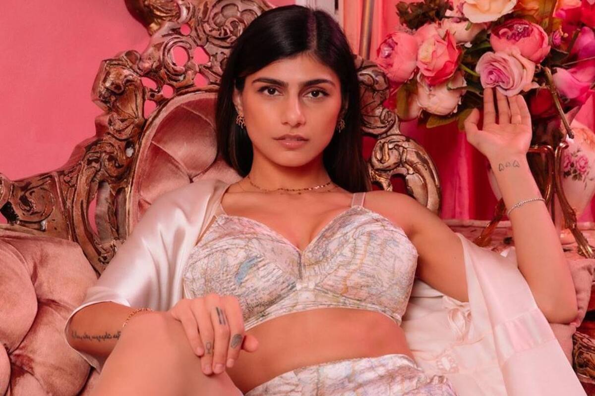 Mia Khalifa posa en sexy traje de baño y tacones rosa
