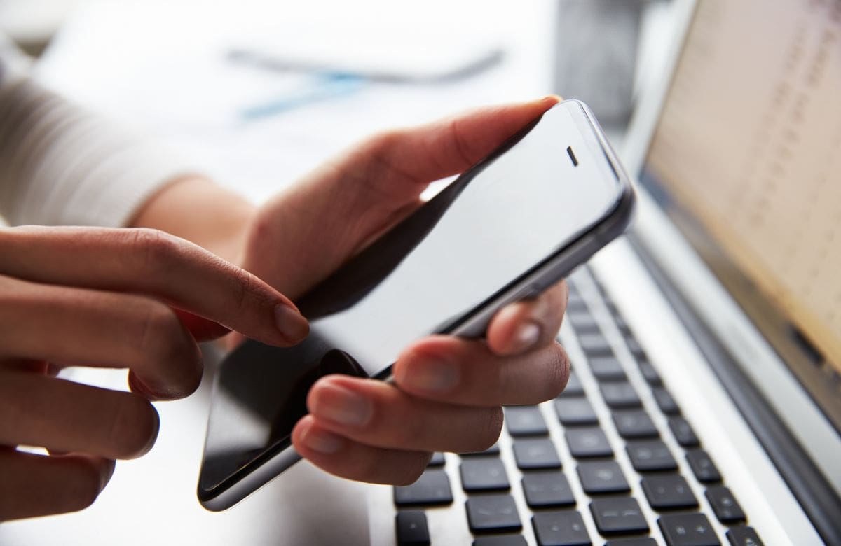 Usuarios podrían exigir indemnización a telefónicas si una reposición de SIM mal verificada permite que otra persona tome control de su número celular. | Foto: Especial.