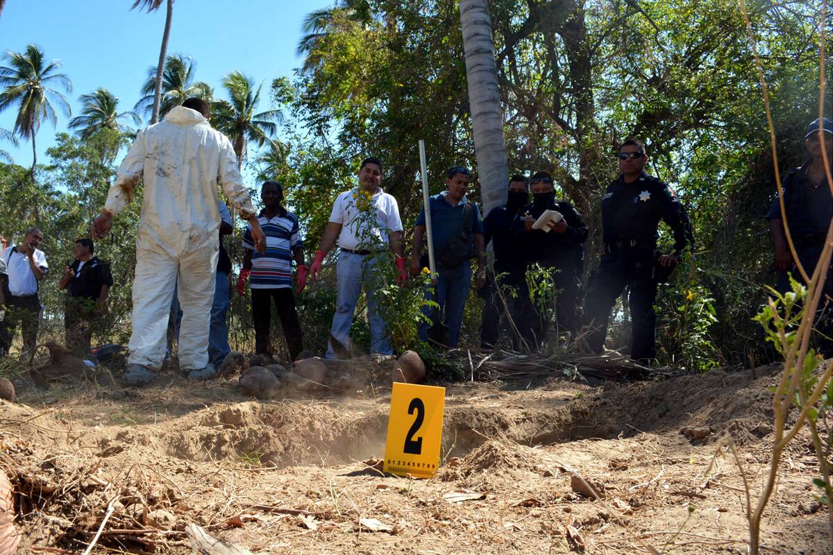 Recuperan 15 cuerpos en fosas clandestinas de Nayarit