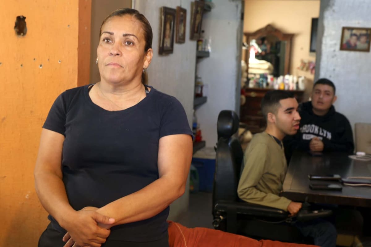 Rosa Carmina busca apoyo para celebrar los 27 años de su hijo, Jesús Santiago, quien padece distrofia muscular