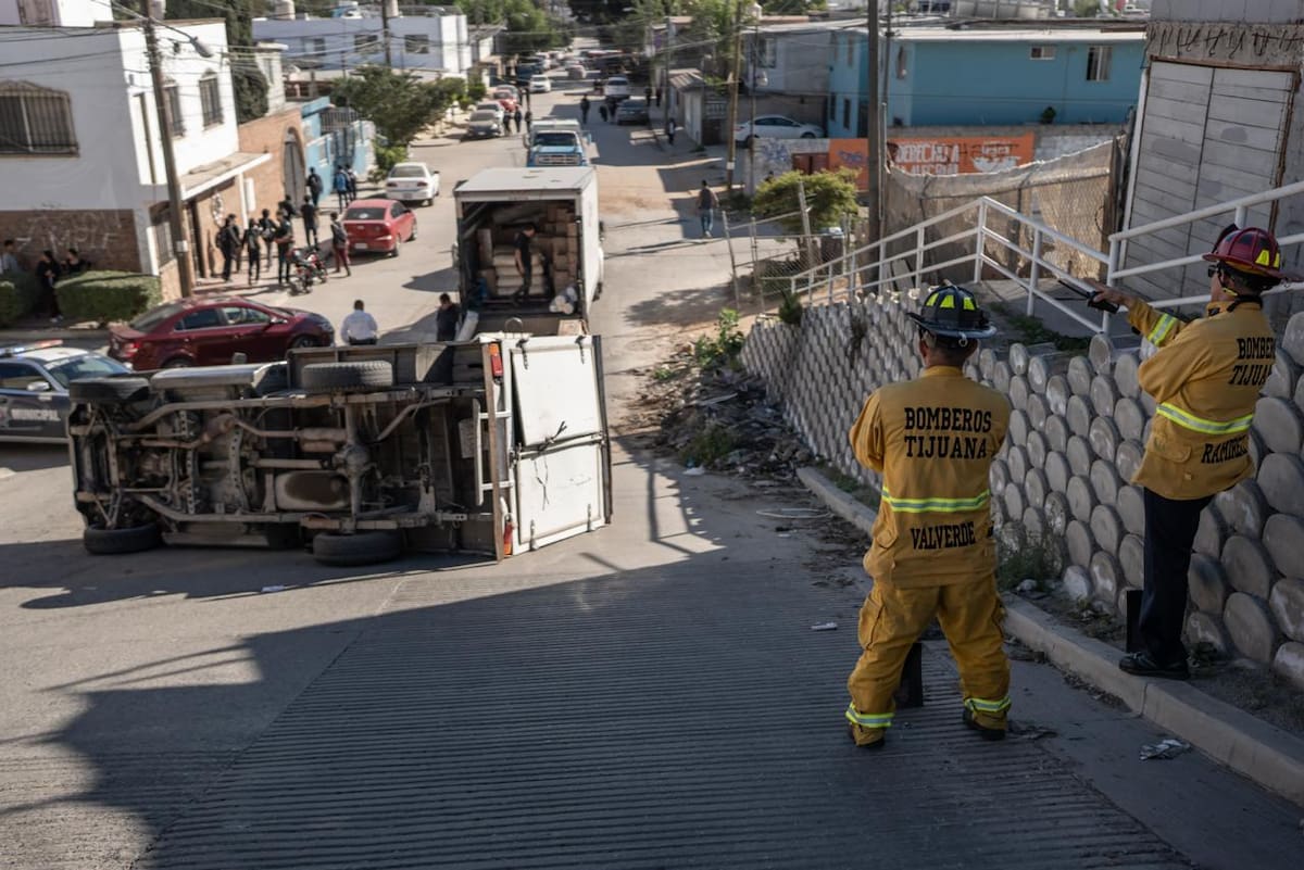La volcadura de una camioneta de abarrotes provocó un derrame de aceite en una rampa de la Colonia Campestre Murua. Foto: Border Zoom