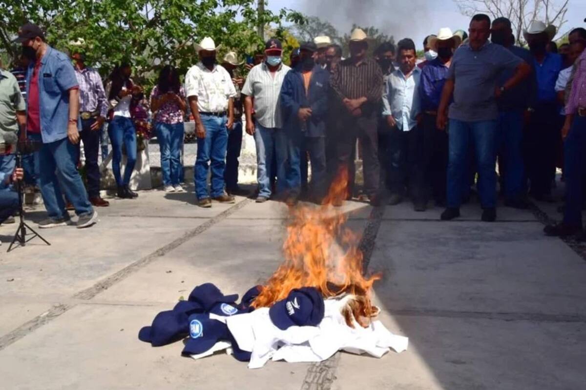 Alcaldes de Tamaulipas renuncian al PAN y se van a Morena: Al concluir el anuncio quemaron las camisetas del partido