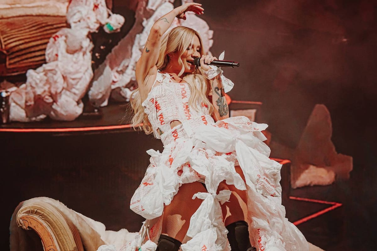 Kesha canta “Praying” junto con un coro de voces trans