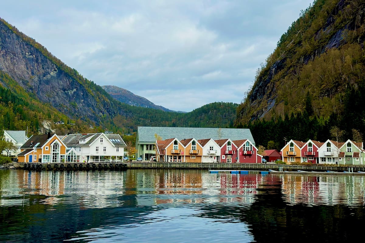 Viajar a Noruega sin pagar alojamiento es posible gracias al housesitting, un intercambio en el que los dueños prestan su casa mientras están de viaje y el visitante se compromete a cuidar a sus mascotas y mantener el hogar en buen estado