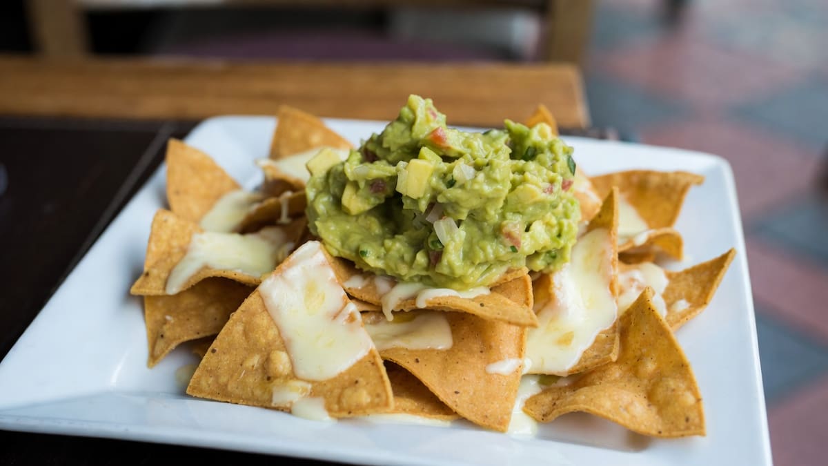 Nachos con guacamole: la botana básica del Super Bowl | Foto: Grok