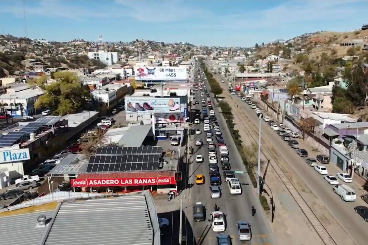 Tráfico de al menos 10 horas colapsa cruce de Nogales a EU