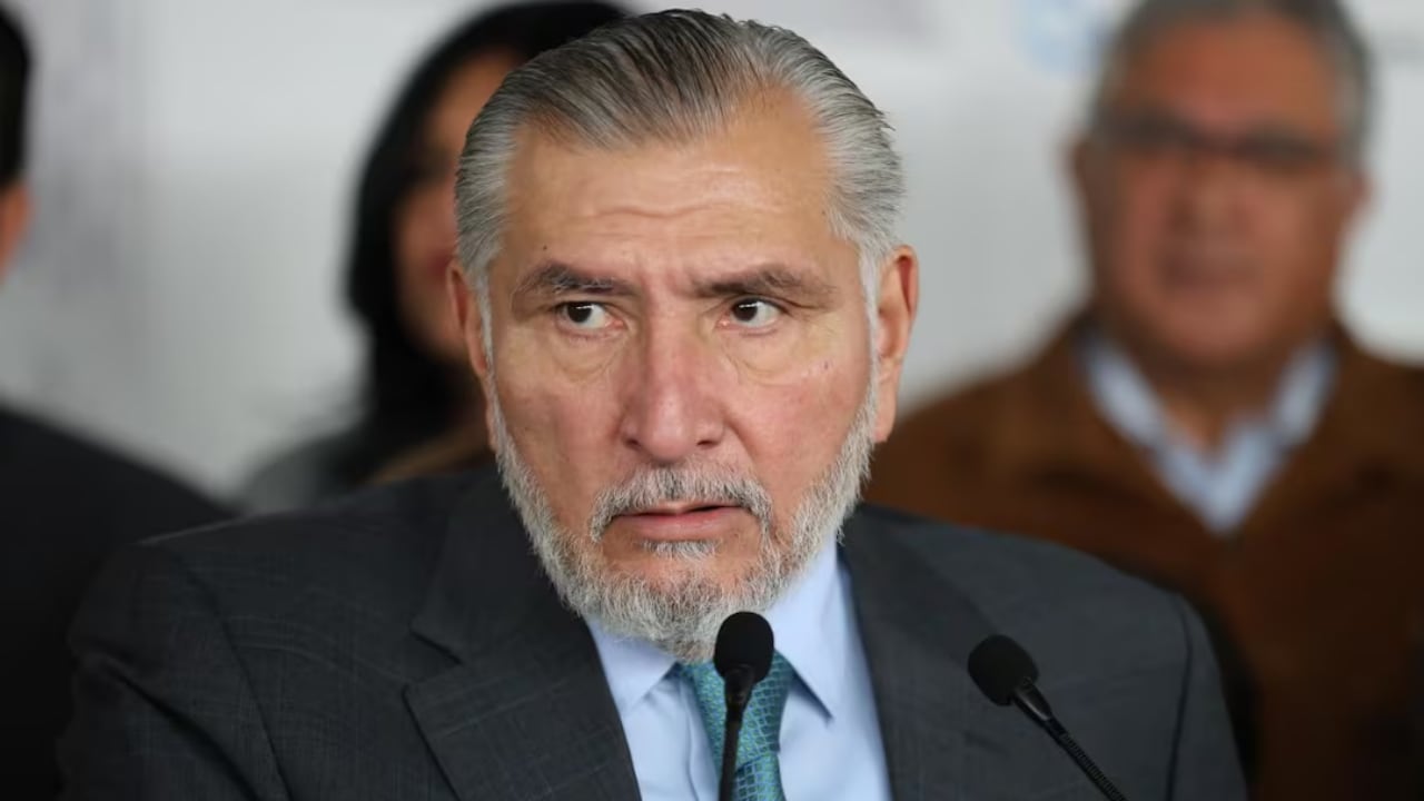 Adán Augusto López quedó bajo la lupa de Estados Unidos tras reportes que señalan una supuesta retención de sus bienes y una solicitud de información a Francia sobre operaciones en Europa, mientras continúan las versiones que lo relacionan con una investigación por huachicol fiscal