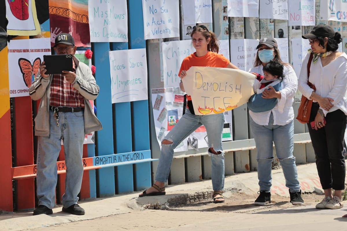 Migrantes se manifestaron pacíficamente en el muro fronterizo de Estados Unidos de la zona de Playas de Tijuana. Foto: Sergio Ortiz
