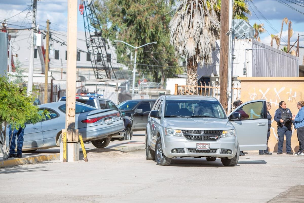 La víctima recibió un disparo en una pierna y el asaltante quedó atorado con su vehículo al intentar escapar. Foto: Border Zoom