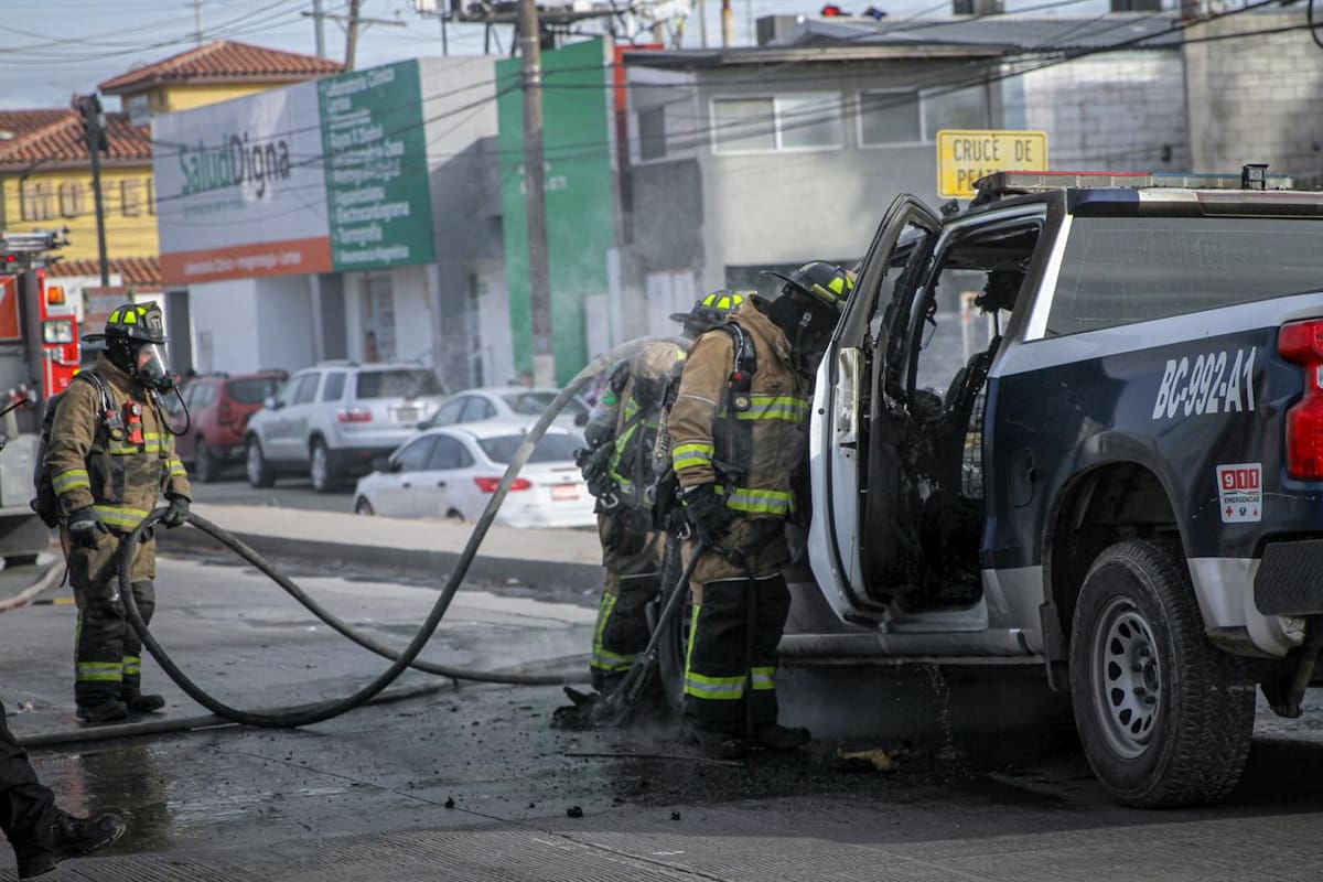 Los oficiales lograron descender a tiempo y no hubo heridos. Foto: BorderZoom