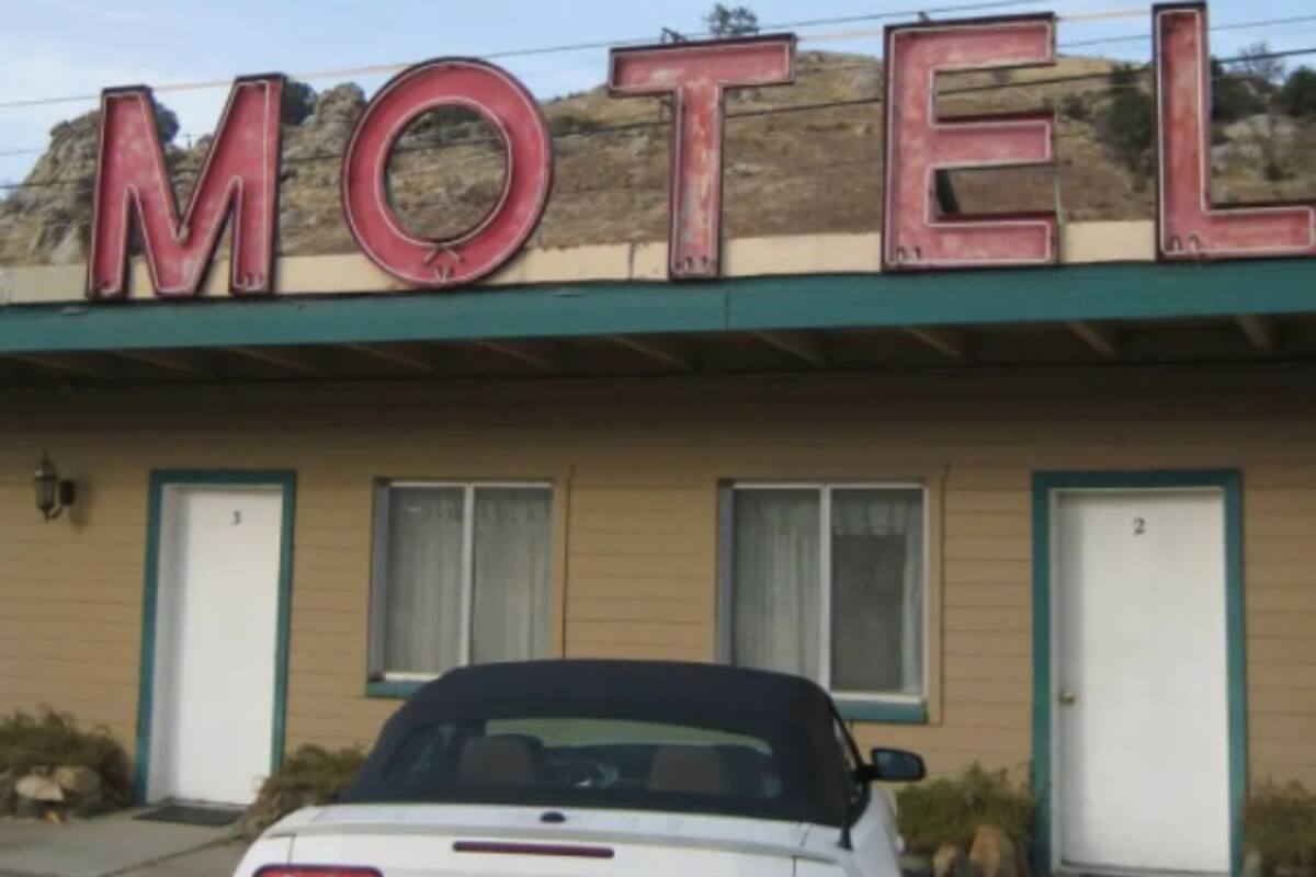 Mujer se esconde en el techo de Motel al ser atrapada con su amante
