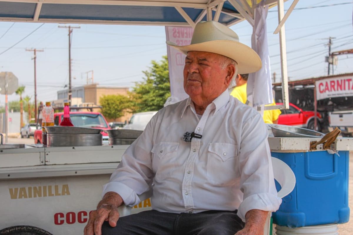 Día del abuelo: Don Samuel, el abuelo que refresca generaciones con trabajo y tradición