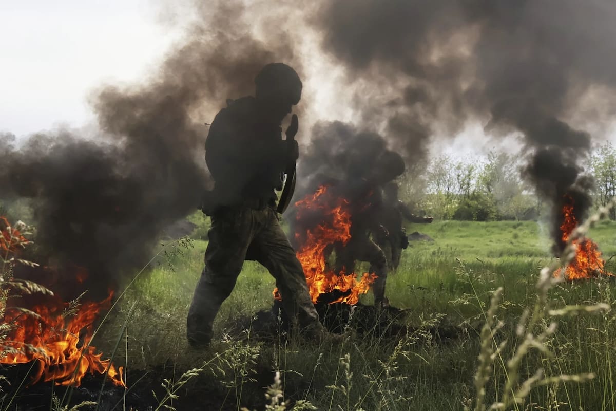 En esta fotografía, proporcionada por el servicio de prensa de la 65.ª Brigada Mecanizada de Ucrania, militares ucranianos asisten a un entrenamiento militar en la región de Zaporiyia, Ucrania, el lunes 26 de mayo de 2025. | Crédito: Andriy Andriyenko/65.ª Brigada Mecanizada de Ucrania vía AP