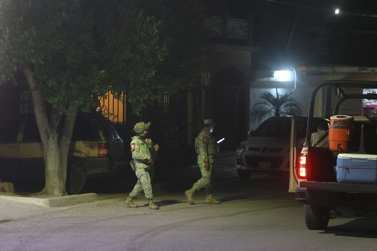 El hombre fue atendido por paramédicos de la Cruz Roja y trasladado a un hospital.
