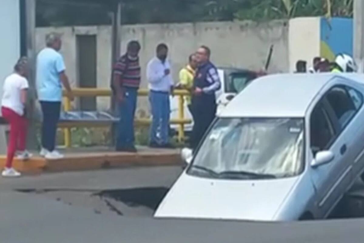 Morelia: Automóvil cae en socavón que se abrió en una avenida principal
