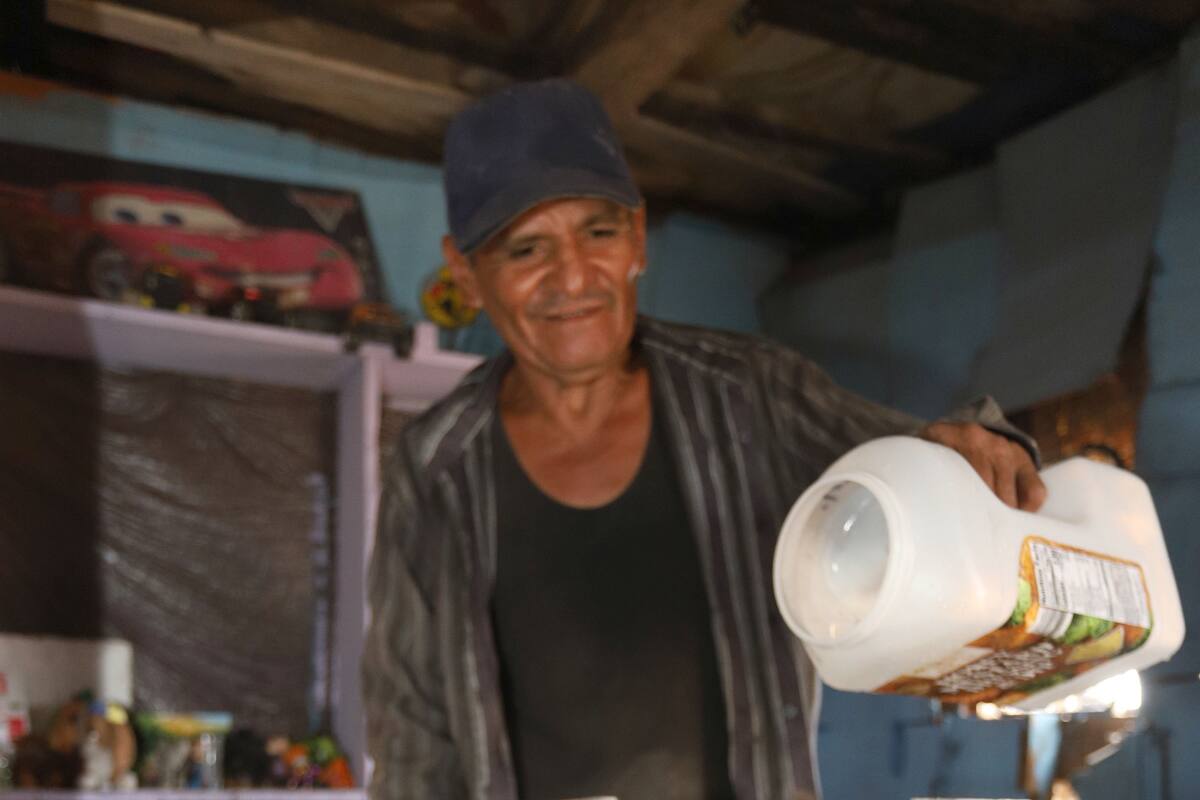 Improvisan cooler-abanico ¡con lo que encuentran!