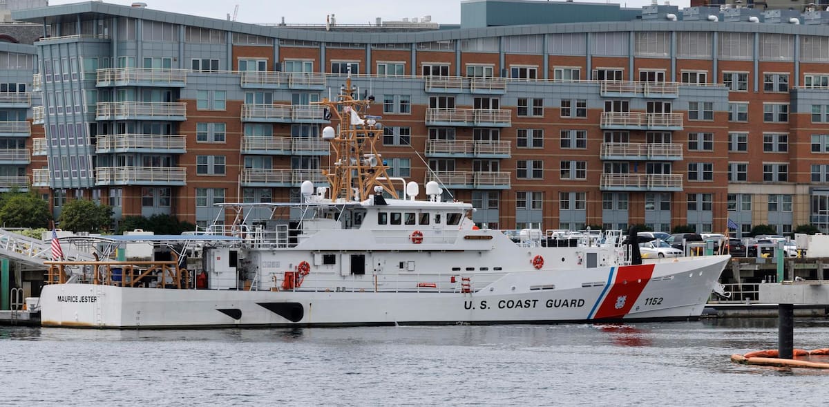 Boston (United States), 20/06/2023.- The USCG fast response cutter, Maurice Jester docked at the US Coast Guard Base in Boston, Massachusetts, USA, 20 June 2023. The United States Coast Guard, along with Canadian authorities, is searching the ocean depths for a submersible with Ocean Gate Expeditions, carrying tourists visiting the Titanic wreckage, 900 miles (1500 km) off the coast of Cape Cod, that lost contact on 18 June 2023. (Estados Unidos) EFE/EPA/CJ GUNTHER