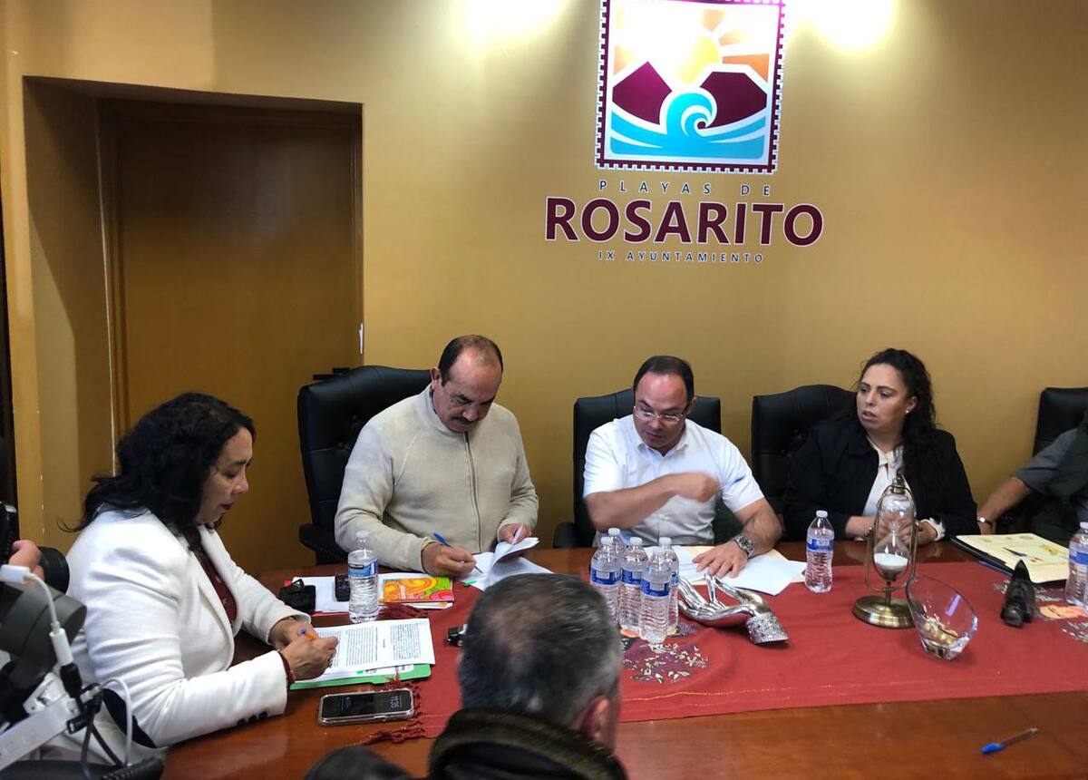 El convenio de la Asociación Pro Bomberos de Rosarito fue firmado por las autoridades municipales este miércoles.