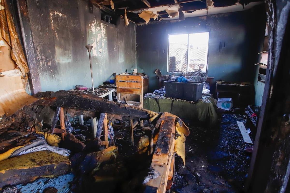 Un incendio consumió su vivienda, pero con esperanza iniciarán desde cero