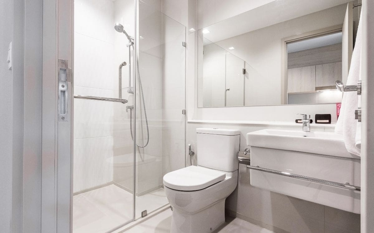 Ilustrativa de un baño típico en México, que incluye lavabo, inodoro y regadera. | Crédito: Canva