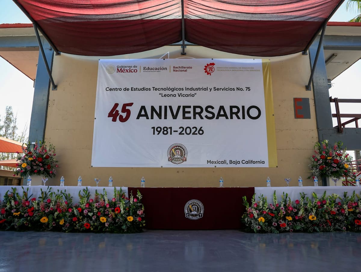 En el marco de su 45 aniversario, el Centro de Estudios Tecnológicos Industrial y de Servicios (CETIS) No. 75 “Leona Vicario” llevó a cabo una ceremonia conmemorativa en sus instalaciones de la colonia El Cóndor. │Foto: Juan J. Morales