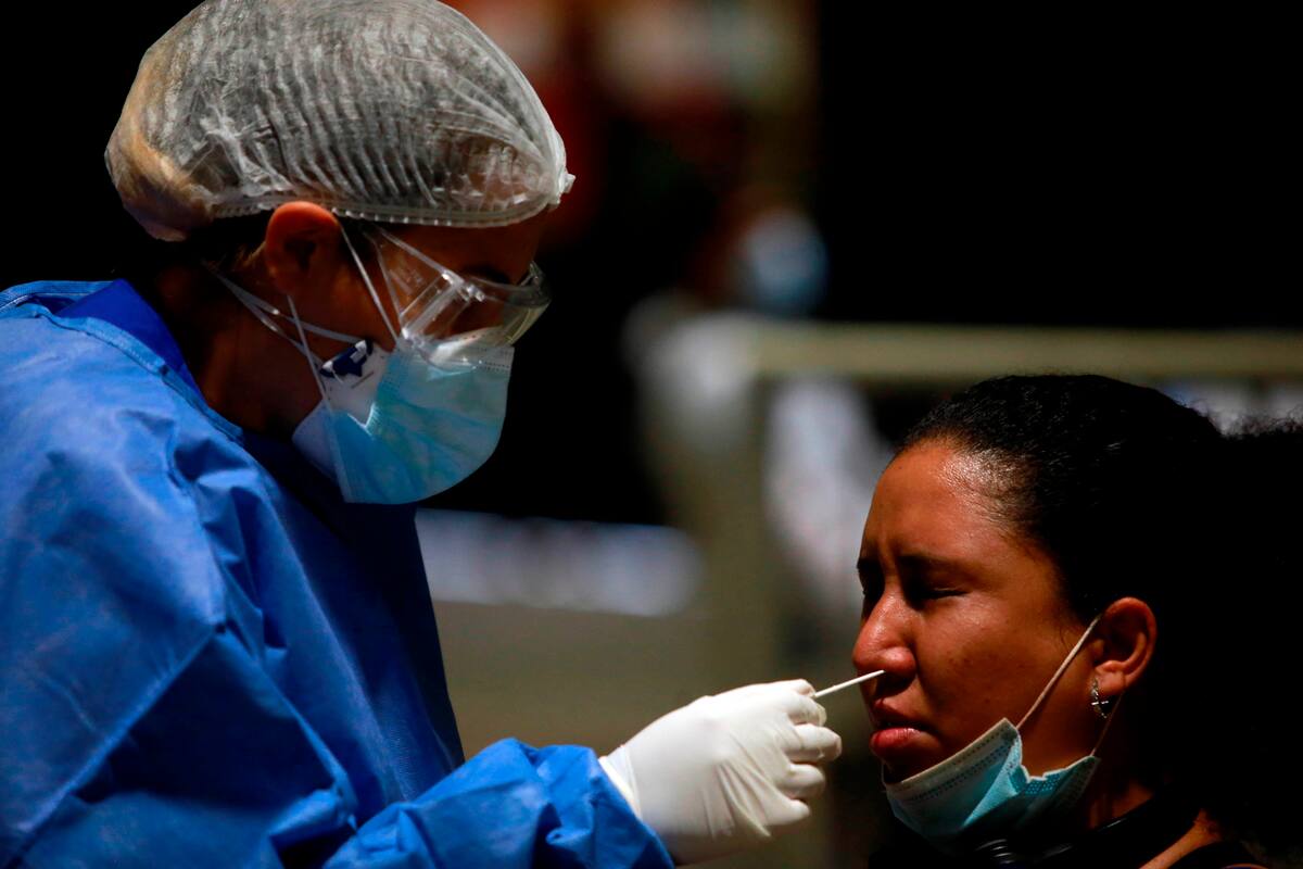 Lo cierto es que, según la evidencia científica y las autoridades sanitarias globales, los pacientes asintomáticos sí pueden transmitir la enfermedad y en ningún caso son considerados personas sanas o “falsos positivos” de las pruebas anticovid.
EFE/ Demian Alday Estévez/Archivo